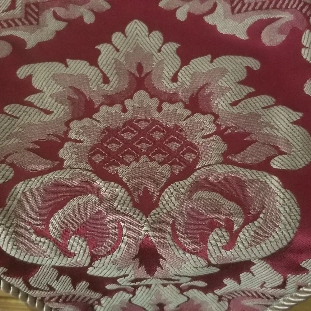 RARE AUSTIN HORN CHRISTMAS HOLIDAY RED & GOLD TABLE RUNNER CENTERPIECE TASSEL